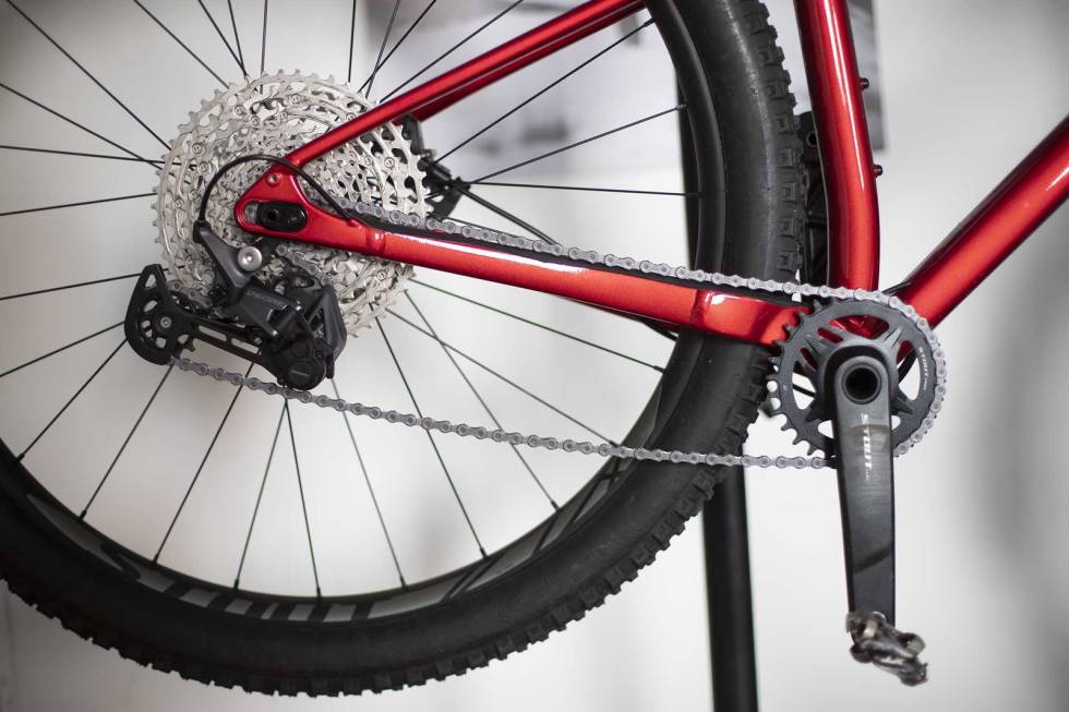 PASS PÅ: Om du velger å bruke sykkelen med kjedestagene i kort posisjon, er det lurt å kappe kjedet litt slik at det ikke blir for lite spenn. Foto: Kristoffer H. Kippernes. test specialized fuse comp