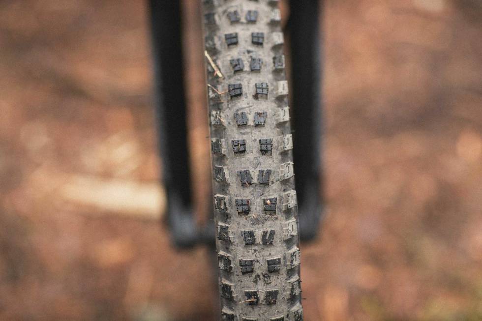 SOLIDE: Specialized-dekkene som står på sykkelen er av den litt ekstra kraftige typen. Det er smart på en sykkel som innbyr til så mye moro i terrenget. Foto: Kristoffer H. Kippernes test specialized fuse comp 29