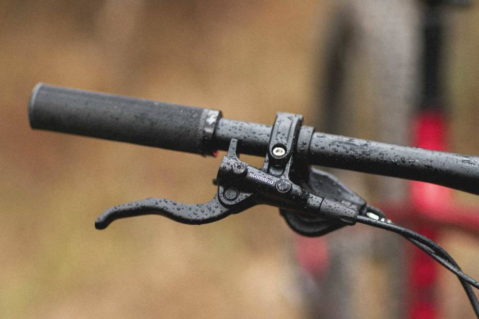 STOPP HER: Bremsene fra Shimano har ganske lange hendelblad. Kaliperne har fire stempler, noe som hjelper på bremsekraften. Det er bra, for denne sykkelen trives i høy fart. Foto: Kristoffer H. Kippernes. test specialized fuse comp 29