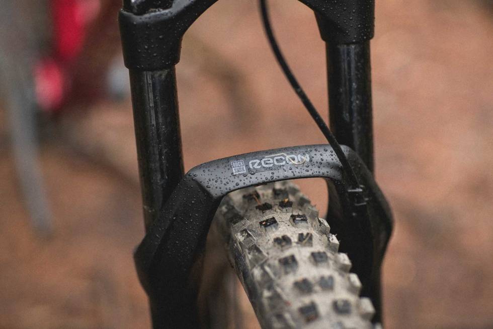 BUDSJETT: Recon er en av de rimeligere dempegaflene fra RockShox. Foto: Kristoffer H. Kippernes. test specialized fuse comp 29