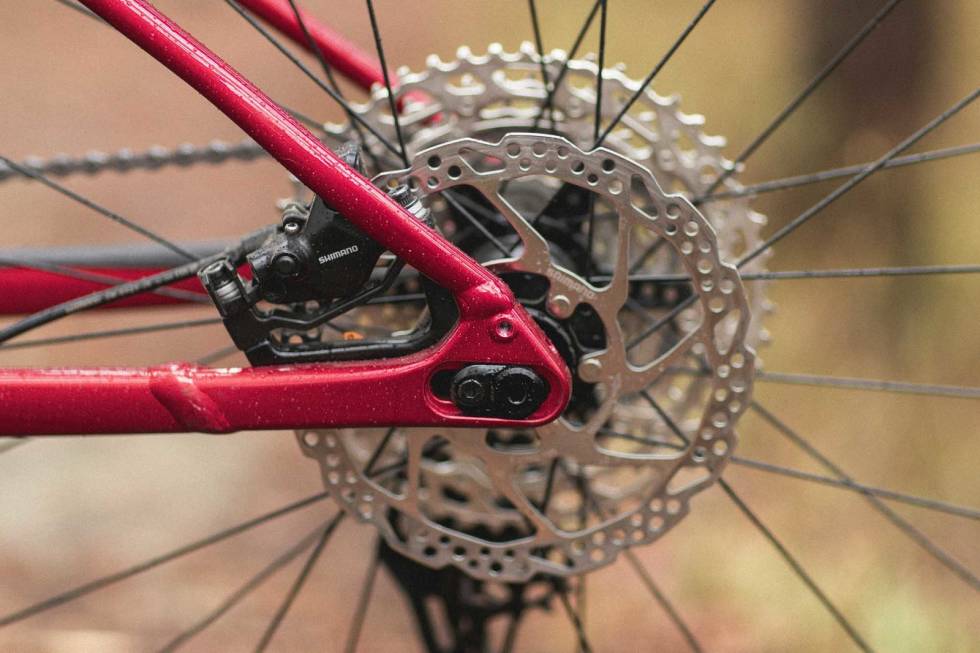 JUSTERBARE: Kjedestagene kan justeres fra 425-440 millimeter. Vi har prøvd flere innstillinger, og foretrakk dem i kort posisjon. Foto: Kristoffer H. Kippernes. test specialized fuse comp 29