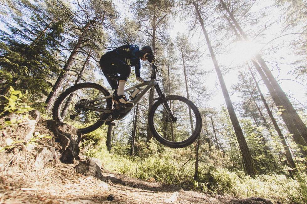DROPP: Små kanter i terrenget som dette er som hverdagslig å regne for en så grov elsykkel som Specialized Turbo Kenevo SL. Foto: Kristoffer H. Kippernes test specialized kenevo sl elsykkel 2021