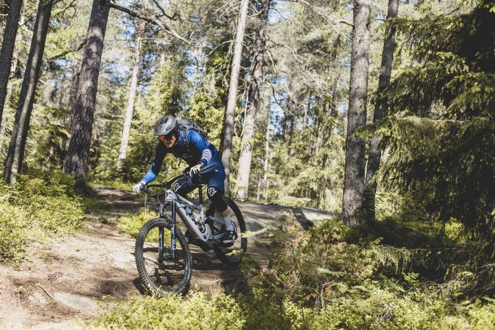 LEKEN: Den lave vekten er med på å gjøre Specialized Turbo Kenevo SL medgjørlig for både hopp og sprett på stien. Foto: Kristoffer H. Kippernes test specialized turbo kenevo sl elsykkel 2021