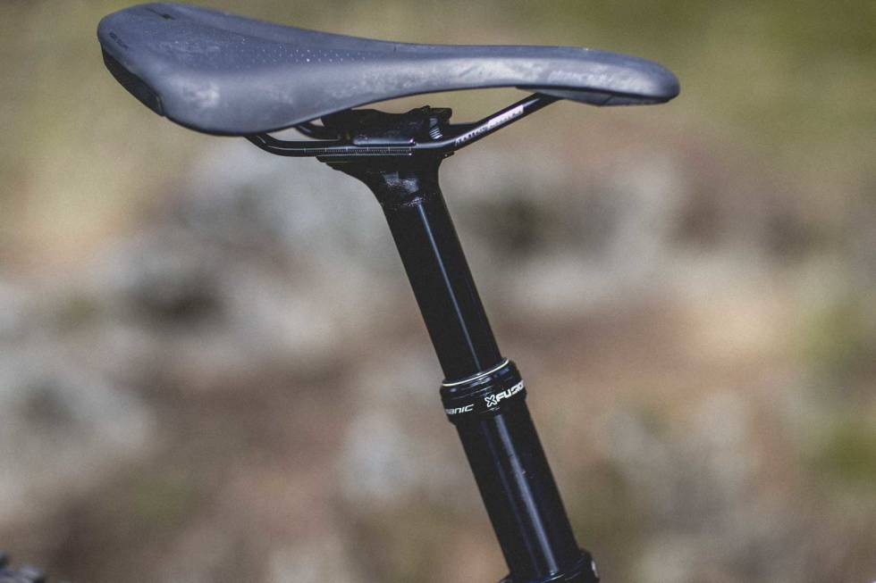 BILLIG: På en sykkel i denne prisklassen forventer vi å se en senkepinne som både er dyrere og bedre i funksjon enn denne. Foto: Kristoffer H. Kippernes. test specialized turbo kenevo sl elsykkel 2021
