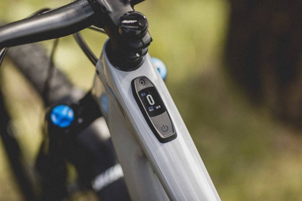 DISPLAY: Mastermind TCU kaller Specialized denne kontrollenheten og skjermen på overrøret. Hvordan displayet ser ut, kan du justere i appen på smarttelefonen din. Foto: Kristoffer H. Kippernes. test specialized turbo kenevo sl elsykkel 2021
