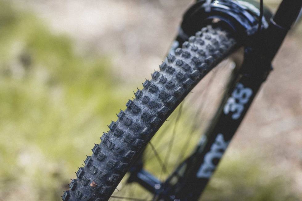 SOLIDE: Dekkene som kommer med sykkelen tåler juling, og bra er det. Foto: Kristoffer H. Kippernes test specialized kenevo sl turbo elsykkel 2021