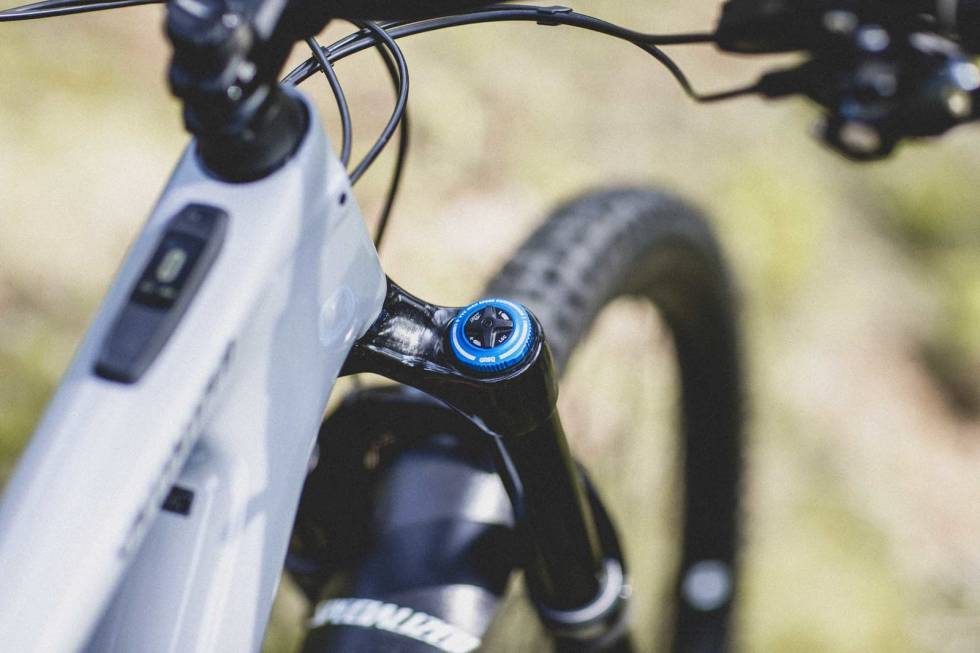 JUSTERING: Fox-gaffelen har justering av både high- og low-speed kompresjonsdemping, samt high- og low-speed returdemping. Foto: Kristoffer H. Kippernes test specialized turbo kenevo sl elsykkel 2021