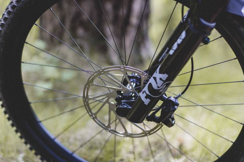SMART: En sykkel av dette kaliberet fortjener gode bremser. Specialized har valgt å utstyre framhjulet med en ekstra stor bremseskive for større bremsekraft på 220 millimeter i diameter. Foto: Kristoffer H. Kippernes. test specialized turbo kenevo sl elsykkel 2021