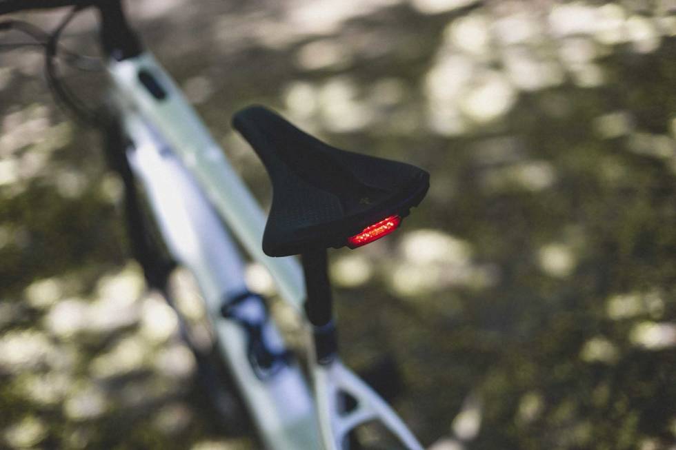 LEKKERT: Baklyset sitter pent integrert under setet. Foto: Kristoffer H. Kippernes. test specialized vado sl elsykkel 2021