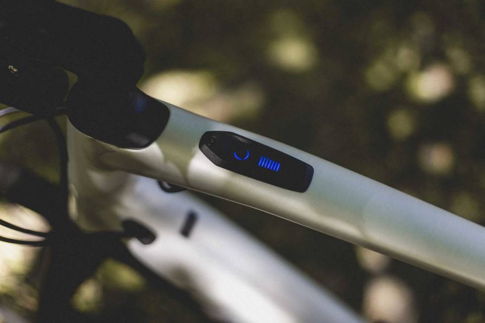 INTEGRASJON: På toppen av overrøret sitter både av- og påbryter, og du kan justere assistansenivået hvis du ikke bruker bryteren på styret. Foto: Kristoffer H. Kippernes test specialized vado sl elsykkel 2021