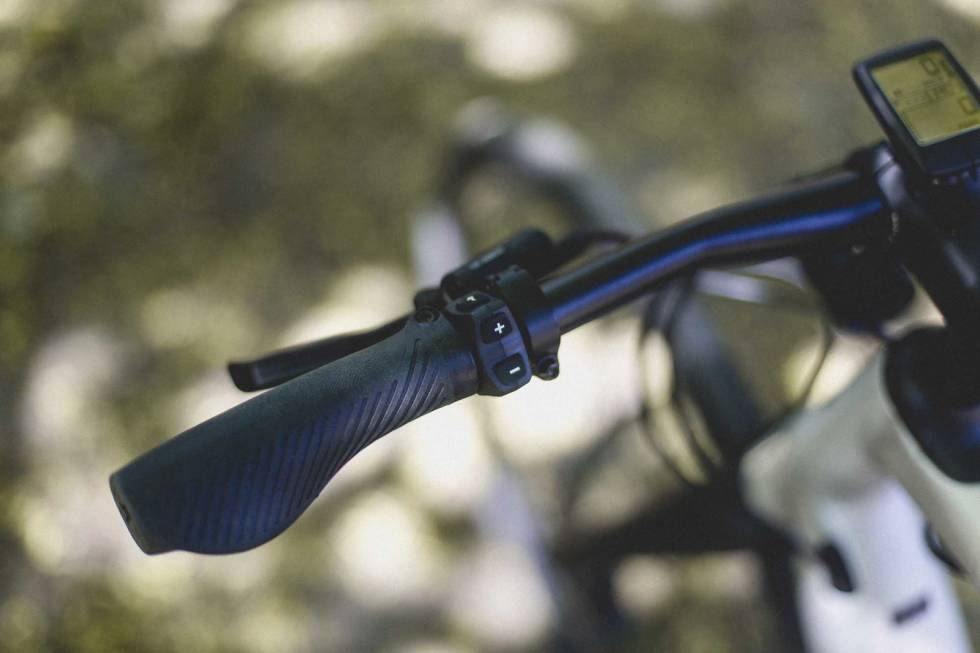 BEST: Hvorfor ikke flere motorprodusenter til elsykler lager en bryter som ligner på dette skjønner vi ikke. Den er både kompakt og presis, og ikke minst dønn strøken designmessig.Foto: Kristoffer H. Kippernes. test specialized vado sl elsykkel 2021