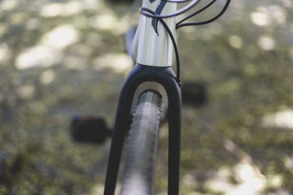 RULLER: De forholdsvis smale dekkene på Specialized Vado SL 5.0 ruller som et uvær. Foto: Kristoffer H. Kippernes. test specialized vado sl elsykkel 2021