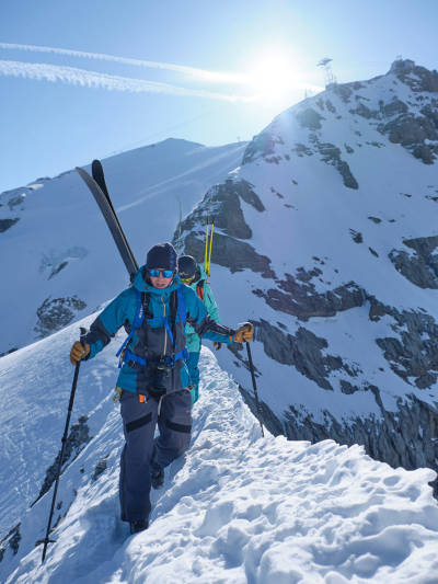 LANSERING OG TEST: Spyder inviterte på storstilt lansering av sin nye frikjøringskolleksjon i Engelberg i fjor. Fri Flyts tester Tore Meirik innser at klatreselen ødelegger litt for formen på buksa, men sånn er det. Foto: Anton Brey test skallklær ski topptur frikjøring engelberg