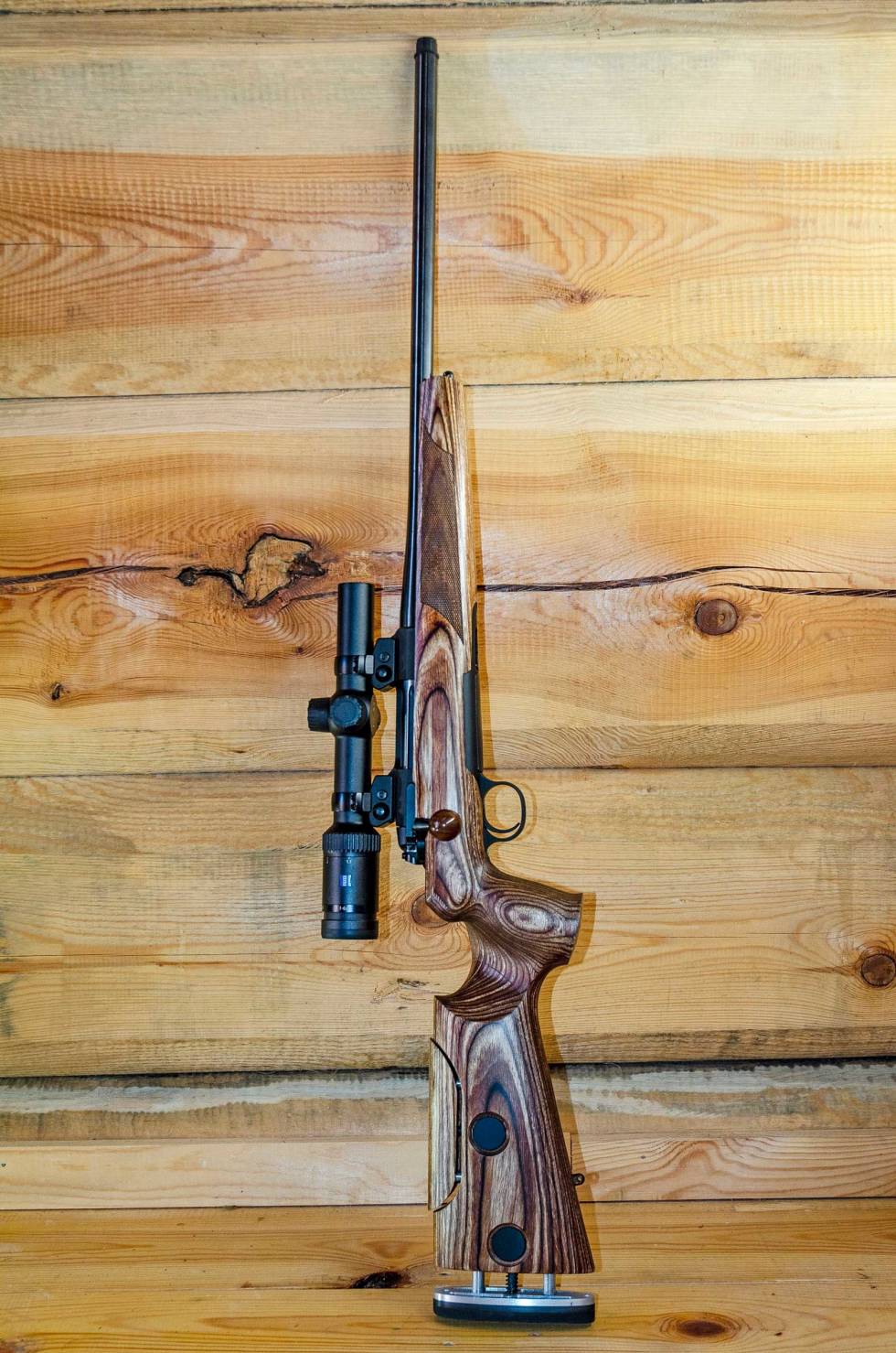 Klassisk jakt: Steel Action HS med trestokk er godt utformet. Særlig liker vi den ergonomiske håndutfyllingen på pistolgrepet. Test-Steel-Action-HM-HS-Rifle-4