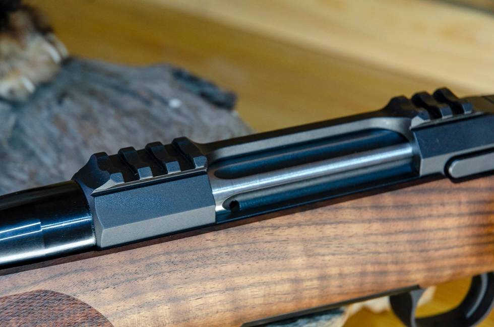 Freste baser: Med freste picatinnybaser integrert i låsekassa kan man velge og vrake i montasjer til en hyggelig penge. Test-Steel-Action-HM-HS-Rifle-6