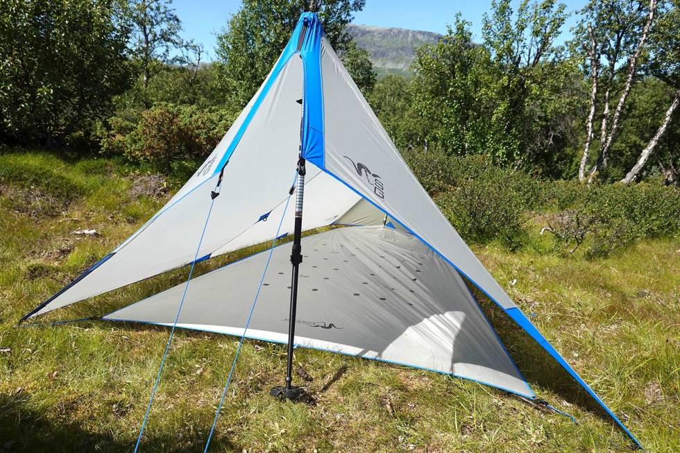 BUNNDUK: ...legger et golv for å motvirke gjennomslag nedenfra… Test-Stone-Glacier-Skyair-telt-4