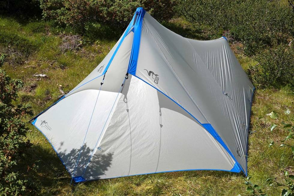 FORTELT: ...bygger en entre for å slippe regndrev inn i stua… Test-Stone-Glacier-Skyair-telt-5