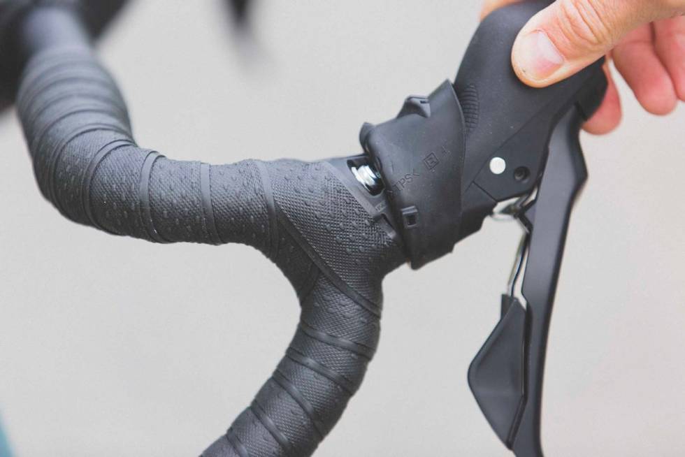 INNVIKLET: Testsykkelen kom med litt klumpete styreteip. Vær ekstra obs på å blokkere hullene som hendelgummien skal hekte seg fast i. Foto: Kristoffer H. Kippernes Superior X-Road Team