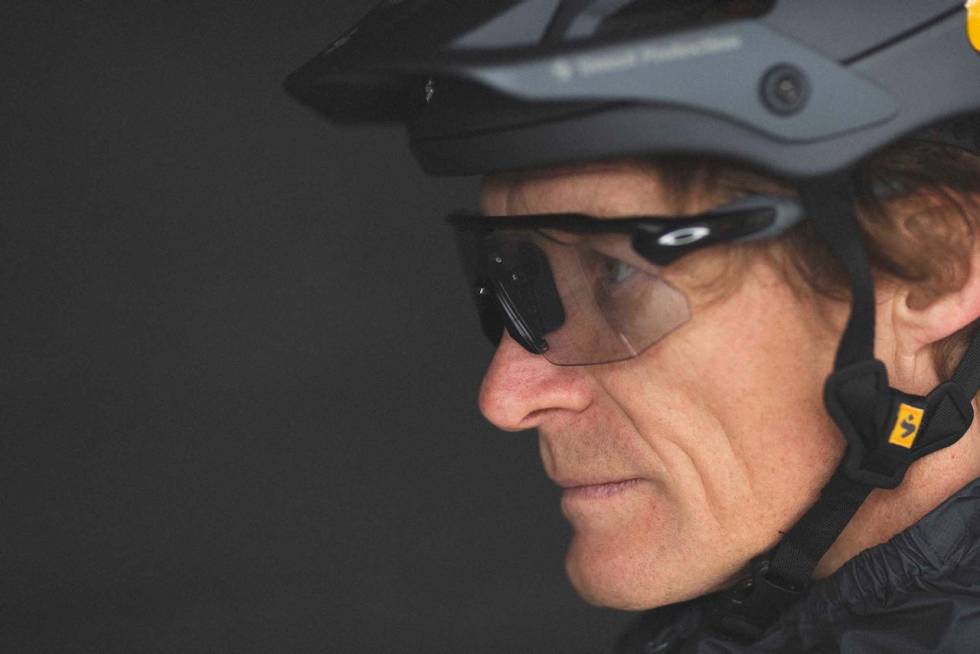 VIPPET UT: Ved å dra i spaken foran glassene løftes glasset ut fra fjeset. Foto: Kristoffer H. Kippernes Oakley Radar EV Advancer