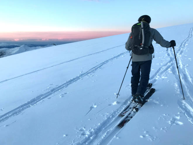 TEST-TUR: Buksetester Tore Meirik nyter solnedgangen i januar ved Mohaugen på Nordmøre. Foto: Siv-Elin Skogen softshellbukser test topptur