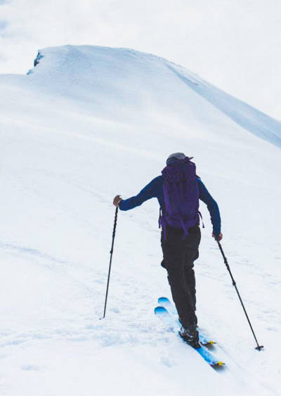 PÅ VEI OPP: Sekketester Tore Meirik på vei opp på Ryssdalsnebba på Nordmøre med Descenscionist på ryggen. Foto: Kristoffer Kippernes Patagonia test topptur sekk