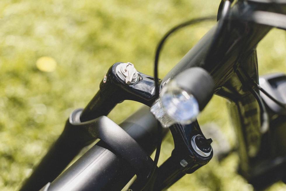 DEMPING: Trek Allant+ 5 har den desidert beste dempegaffelen i testen. Foto: Kristoffer H. Kippernes test trek allant+ elsykkel 2021