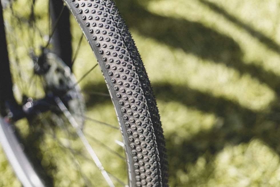 SUPRE DEKK: Disse dekkene fra Schwalbe står på et par sykler i testen, og er et strålende alternativ til allsidig bruk. De både triller godt og har bra grep. Foto: Kristoffer H. Kippernes. test trek allant+ elsykkel 2021
