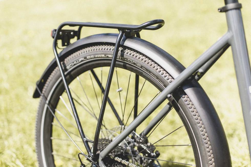 SKJERMER: Skjermene på Trek-sykkelen er fine, men det hadde ikke skadet om de gikk enda lenger ned over bakhjulet. Foto: Kristoffer H. Kippernes. test trek allant+ elsykkel 2021