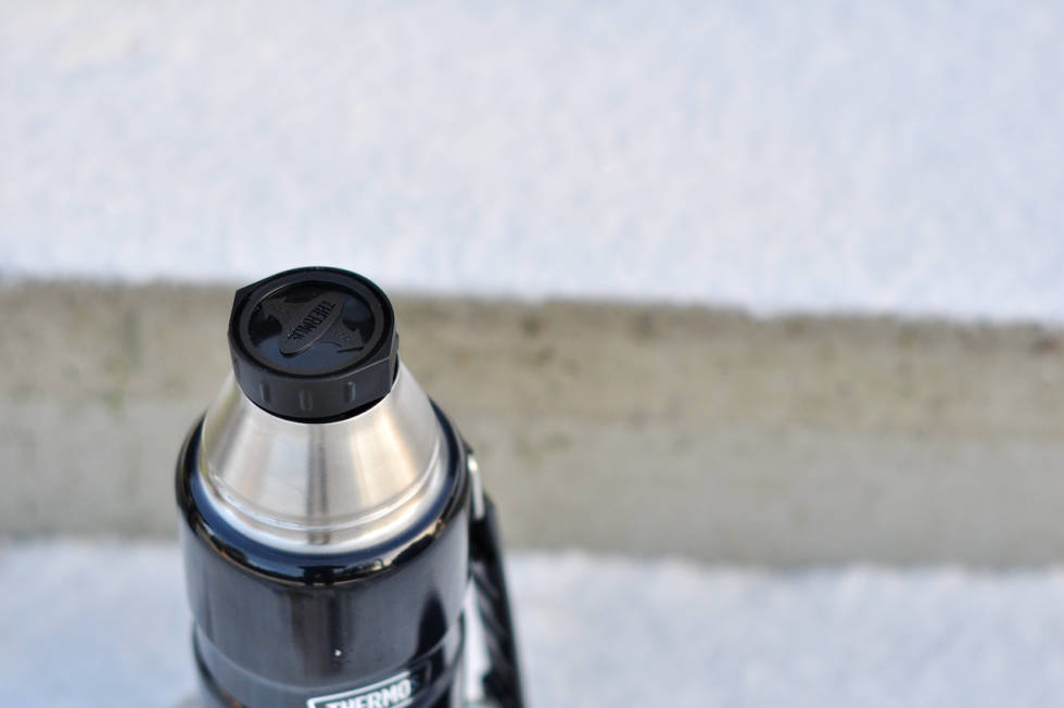 I BLINDE: Korken har spisser der hellesporene er. Dette gjør den lett å helle fra, også i mørket. Thermos King Stainless