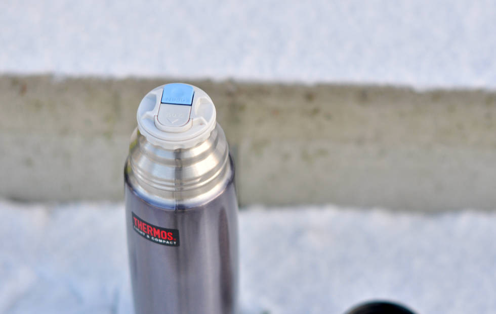 BARNEVENNLIG: Trykkknapp-åpningen er lett å helle fra, og lett å åpne og lukke. Thermos Light & Compact