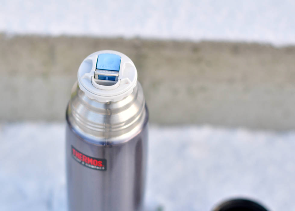 LETT Å HELLE: Åpningen i korken er lett å helle fra uten å søle. Thermos Light & Compact