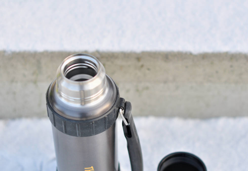 ÅPNING: Du må sikte litt for ikke å søle. Thermos Work