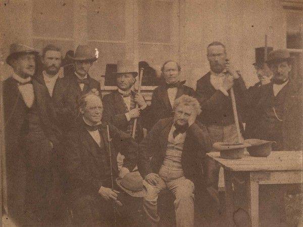 Norges første vandrer, Thomas Heftye, reiste det første huset på Sarabråten i 1856, en østerdalsk sperrestue. Heftye står mot midten av bildet, med flosshatt. Thomas heftye Sarabråten