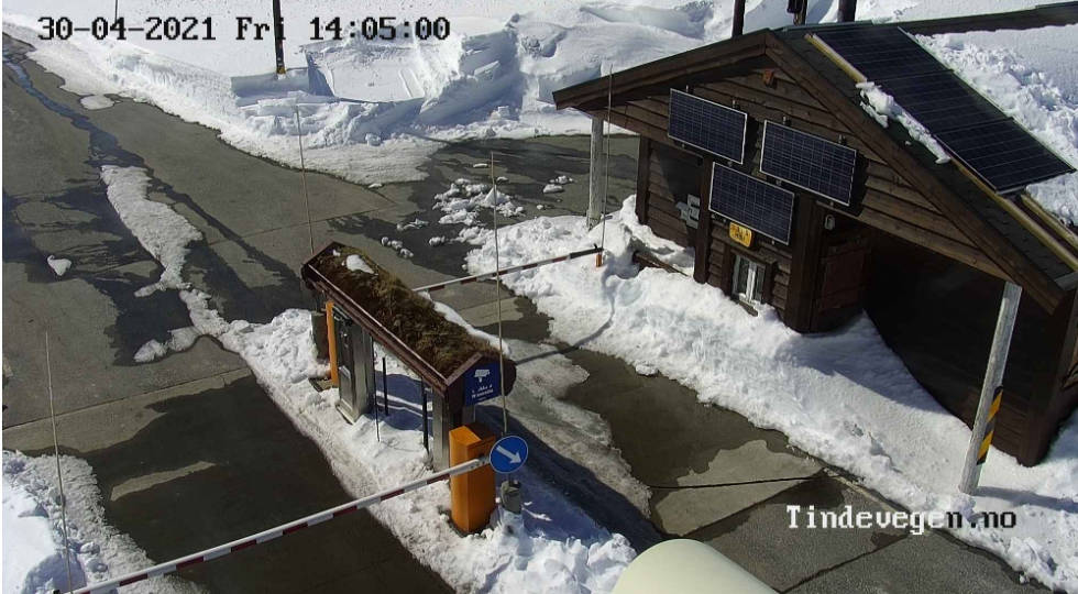 ÅPENT: Slik ser det ut fredag ettermiddag ved bomstasjonen på Tindevegen. tindevegen åpen sommer