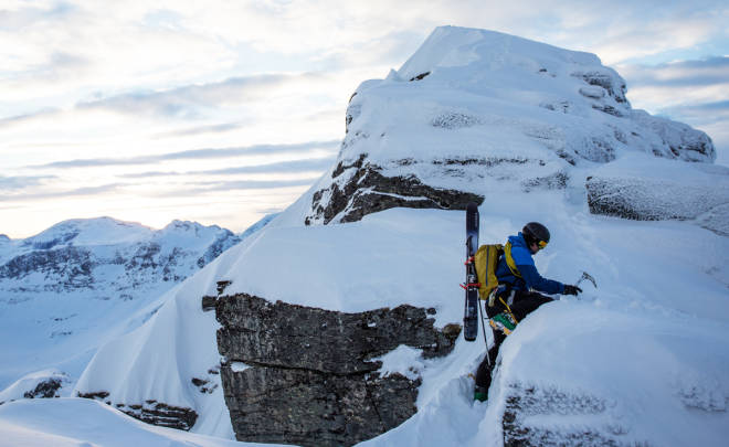 DIAGONALFESTE: Leggene slipper unna, men skal du gå i skrått terreng kan skiene skrape borti. Foto: Tore Meirik topptur, sekk, topptursekk