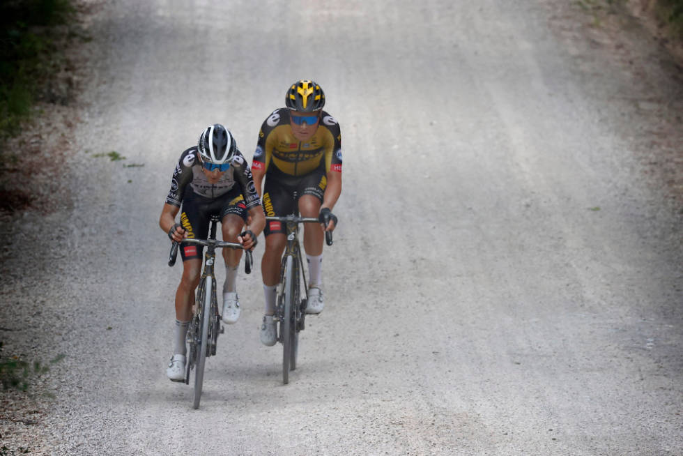 PRØVDE SEG: George Bennett og Tobias Foss grep mulighetene og forsøkte å gå av gårde alene. Foto: Cor Vos tobias foss george bennett giro d'italia jumbo-visma