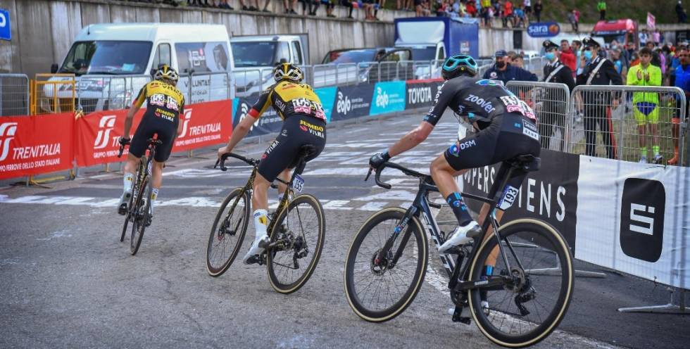 GOD KLATRING: Bouwman leder Foss inn på oppløpet og i mål, kun ett minutt og 25 sekunder bak Simon Yates. Foto: Cor Vos tobias foss giro d'italia(1)