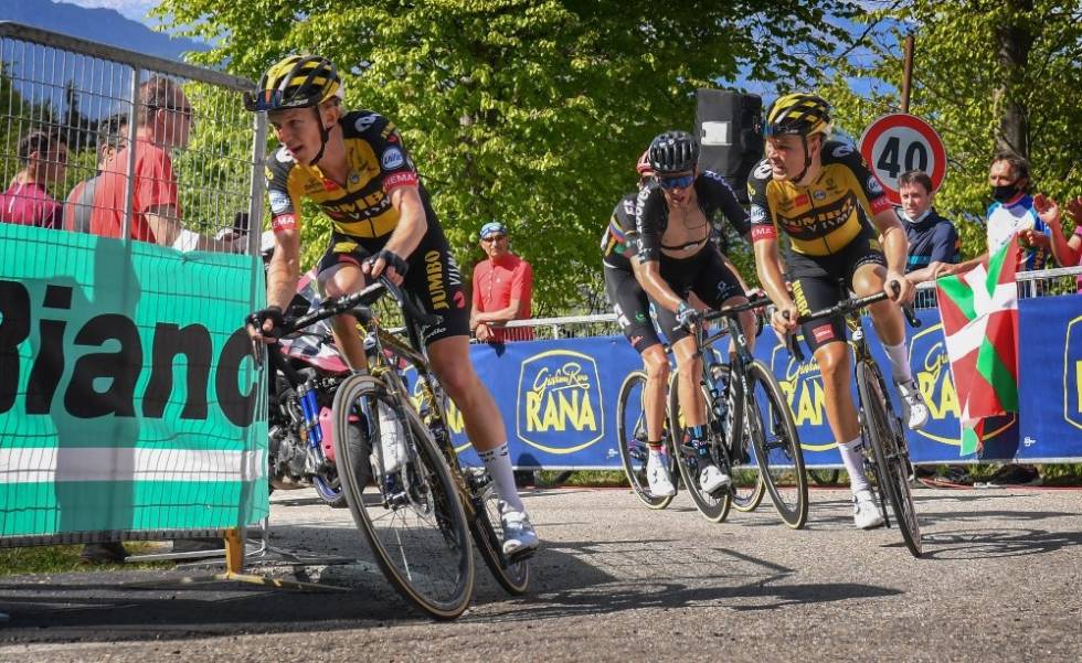 GOD HJELP: Koen Bouwman hjalp Foss i store deler av stigningen. Foto: Cor Vos tobias foss giro d'italia 2
