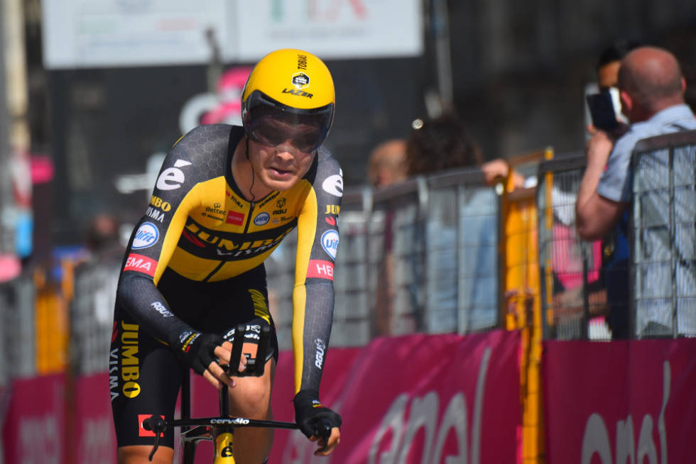 I MÅL: Tobias Foss fullførte sin første Grand Tour, med historisk god plassering. Foto: Cor Vos tobias foss giro d'italia jumbo-visma(2)