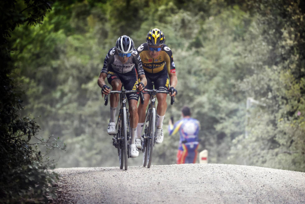 PÅ OFFENSIVEN: George Bennett og Tobias Foss grep muligheten. Foto: Cor Vos tobias foss giro d'italia jumbo-visma 4