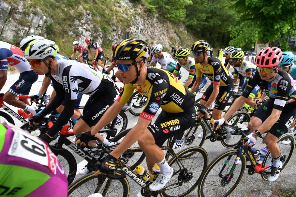 GOD START: Tobias Foss har kommet seg fint gjennom både flate spurtetapper og tøffe klatreetapper så langt i Giroen. Foto: Cor Vos tobias foss giro d'italia jumbo-visma