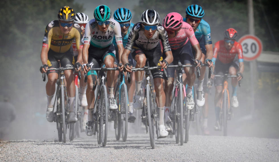 FIKK MYE HJELP: Foss er kaptein i Jumbo-Visma og fikk god hjelp fra blant andre George Bennett, som her tauer feltet i avslutningen. Foto: Cor Vos tobias foss jumbo-visma giro d'italia 3