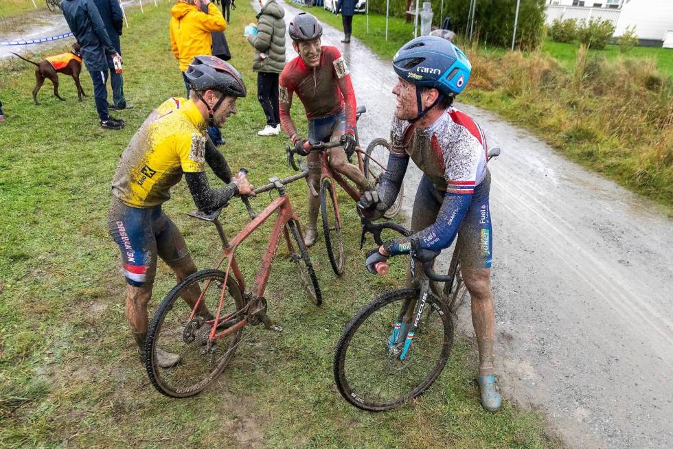 GJØRMETE: Tobias Johannessen (til venstre) tok sin tredje seier av tre mulige så langt i årets cyclocross-Norgescup, med tvillingbror Anders Johannessen (midten) på tredjeplass og Søren Wærenskjold (til høyre) på andreplass. Foto: Ola Morken NC3 cyclocross 2020