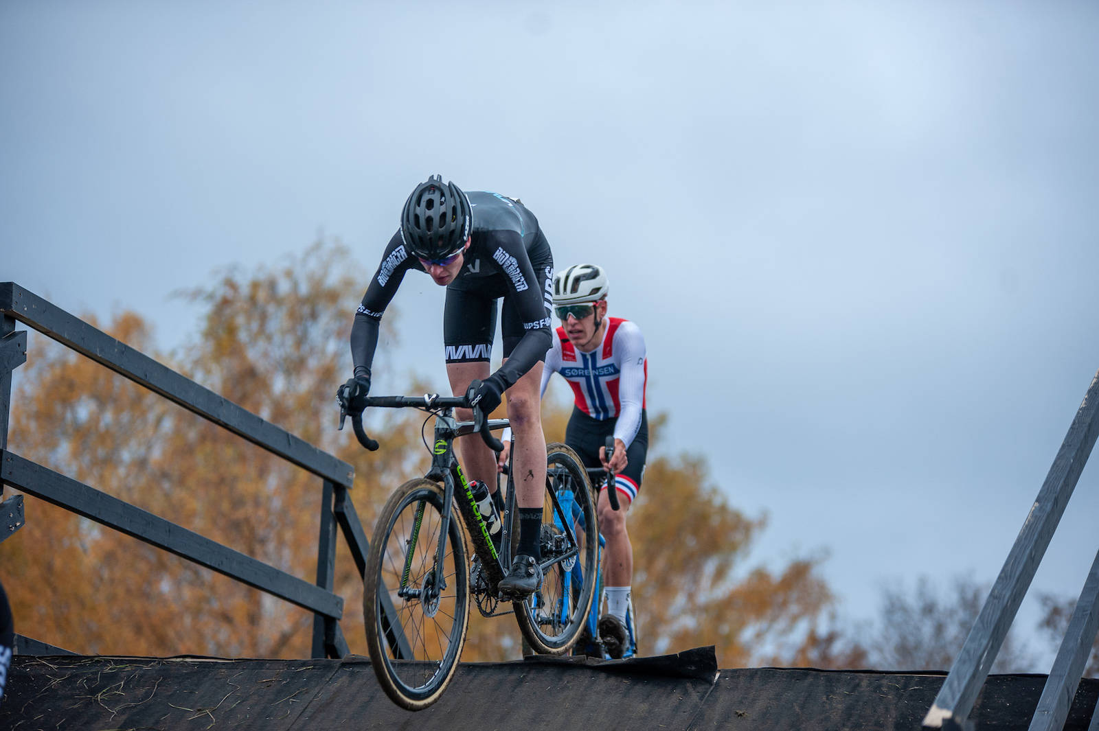 JAKTER: Fjorårsvinneren og norgescuplederen Tobias Johannessen jager svenske Martin Eriksson over brua. Foto: Audun Morgestad Superpokal Voldsløkka 2019 i bilder 18