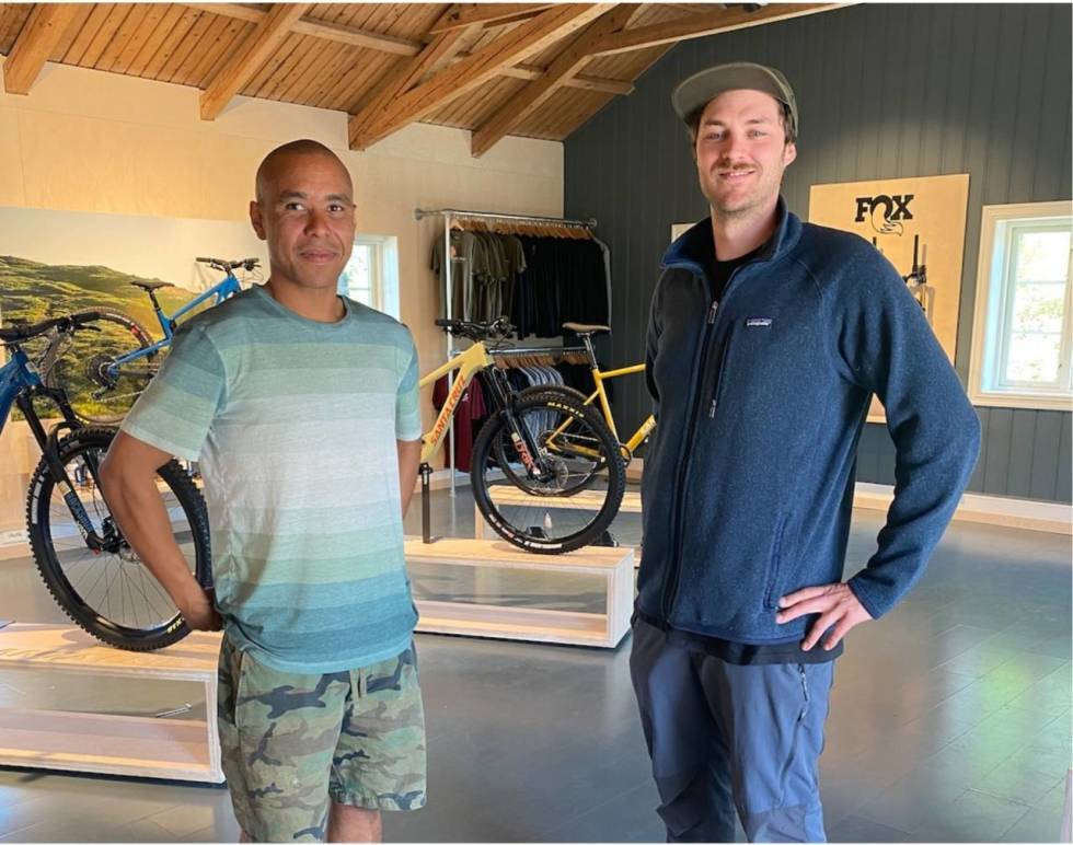 OVERRASKET: Tom Odongo (t.v.) hos Santa Cruz-importøren Speedproducts melder om lang leveringstid på enkelte sykler. Foto: Henrik Alpers tom odongo speedproducts