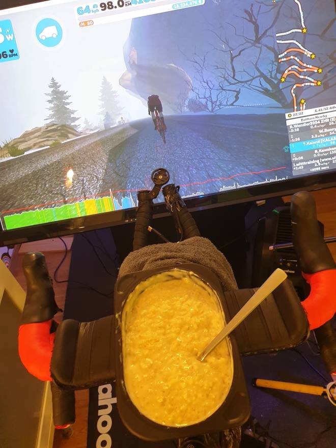 GRØT: Tom Ove Kaland spiste mye grøt på vei opp Alpe du Zwift Tom Ove Kaland Alpe du Zwift