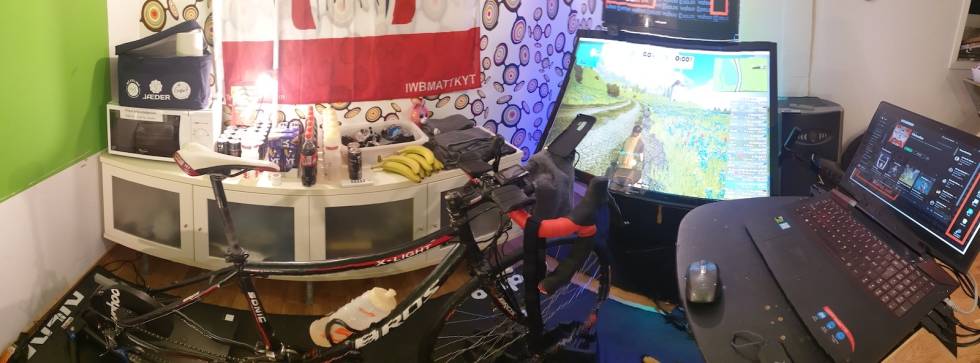 ZWIFT-HULE: Tom Ove Kaland har satt opp rullerommet med alt han trenger. Landevei lar seg imponere av proviantlageret så vel som det tekniske. Tom Ove Kaland sitt rullerom for Zwift