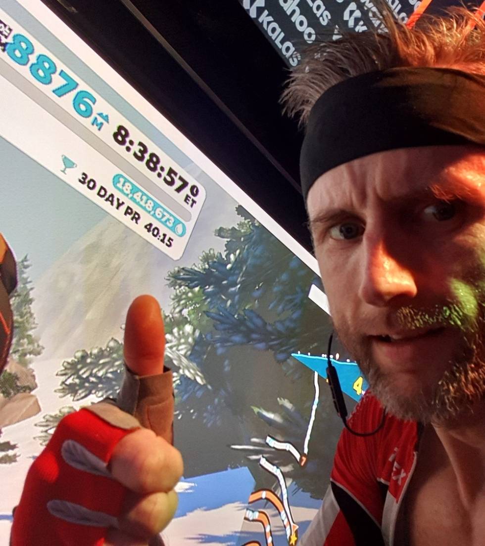 DREVEN: Tom Ove Kaland har verdensrekorden på vEveresting på Alpe du Zwift. 27. juni sitter han i kommentatorboksen under live streamingen av Hope Challenge Virtual Edition. Tom Ove Kaland har verdensrekorden på vEveresting på Alpe du Zwift.