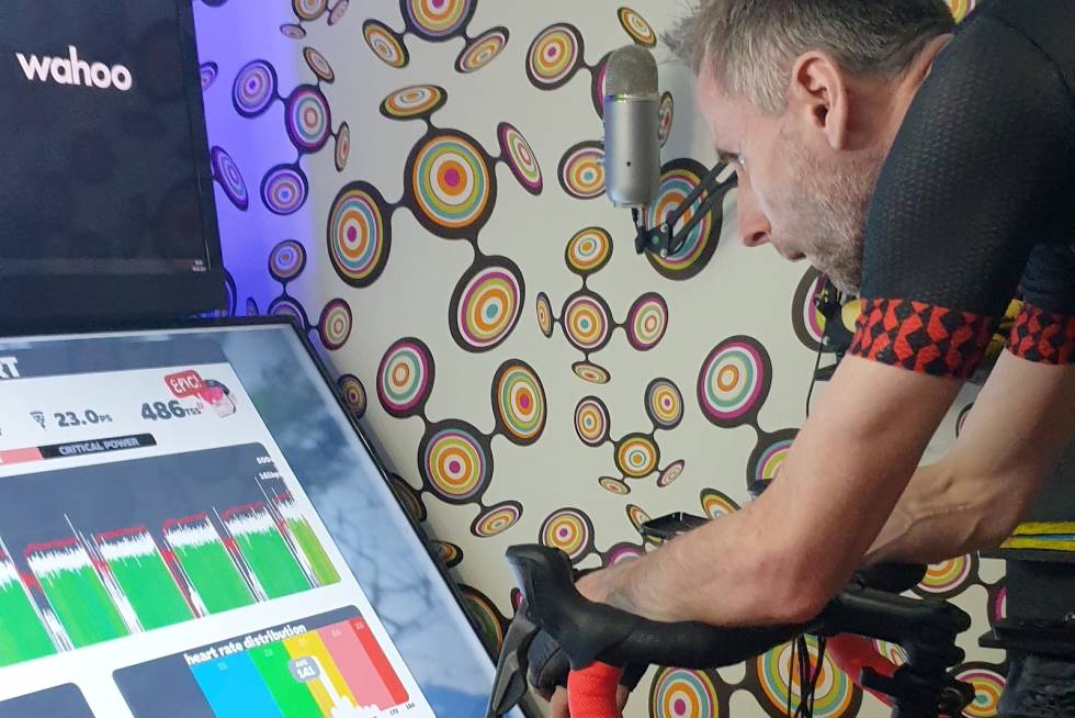 FERDIG: Tom Ove Kaland satte verdensrekord i vEveresting på Alpe du Zwift søndag formiddag. Tom Ove Kaland verdensrekord i vEveresting
