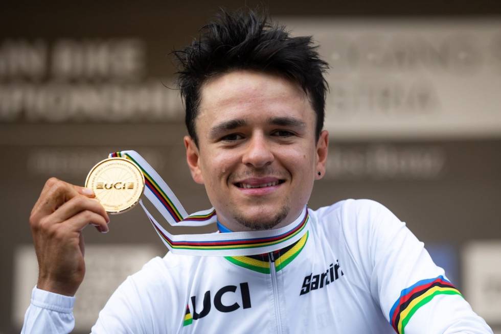 Tom Pidcock med sitt andre VM-gull etter at han vant rundbanerittet under U23-VM i Leogang i Østerrike. Foto: UCI Tom Pidcock U23 VM 2020